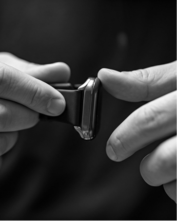 Apple Watch band bevestigen door de adapters in te schuiven