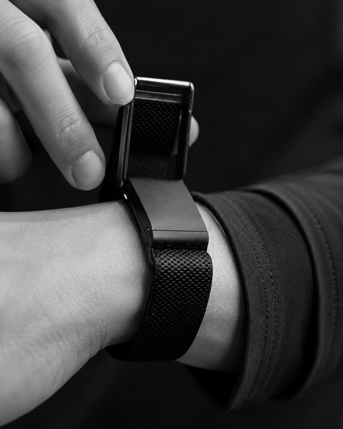WHOOP sensor inschuiven en vasthaken in de Comboband